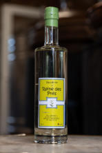 Eau de vie reine des près, arôme herbacé.